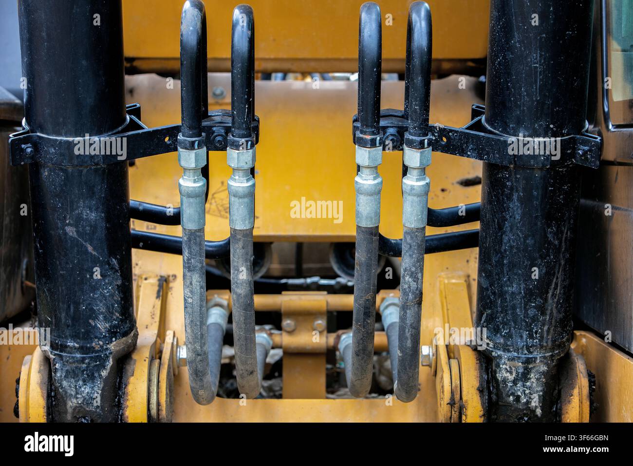 Gros plan des tuyaux et connecteurs hydrauliques sur une pelleteuse Banque D'Images