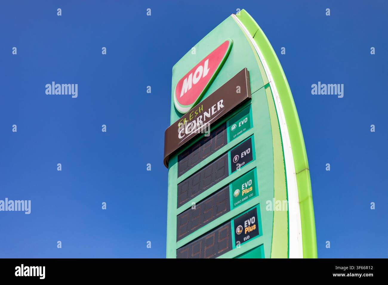 Serbie - 3 août 2026 : Panneau totem affichant les prix des carburants et le logo MOL à une station-service MOL. La photographie documente la présence des Hongrois Banque D'Images