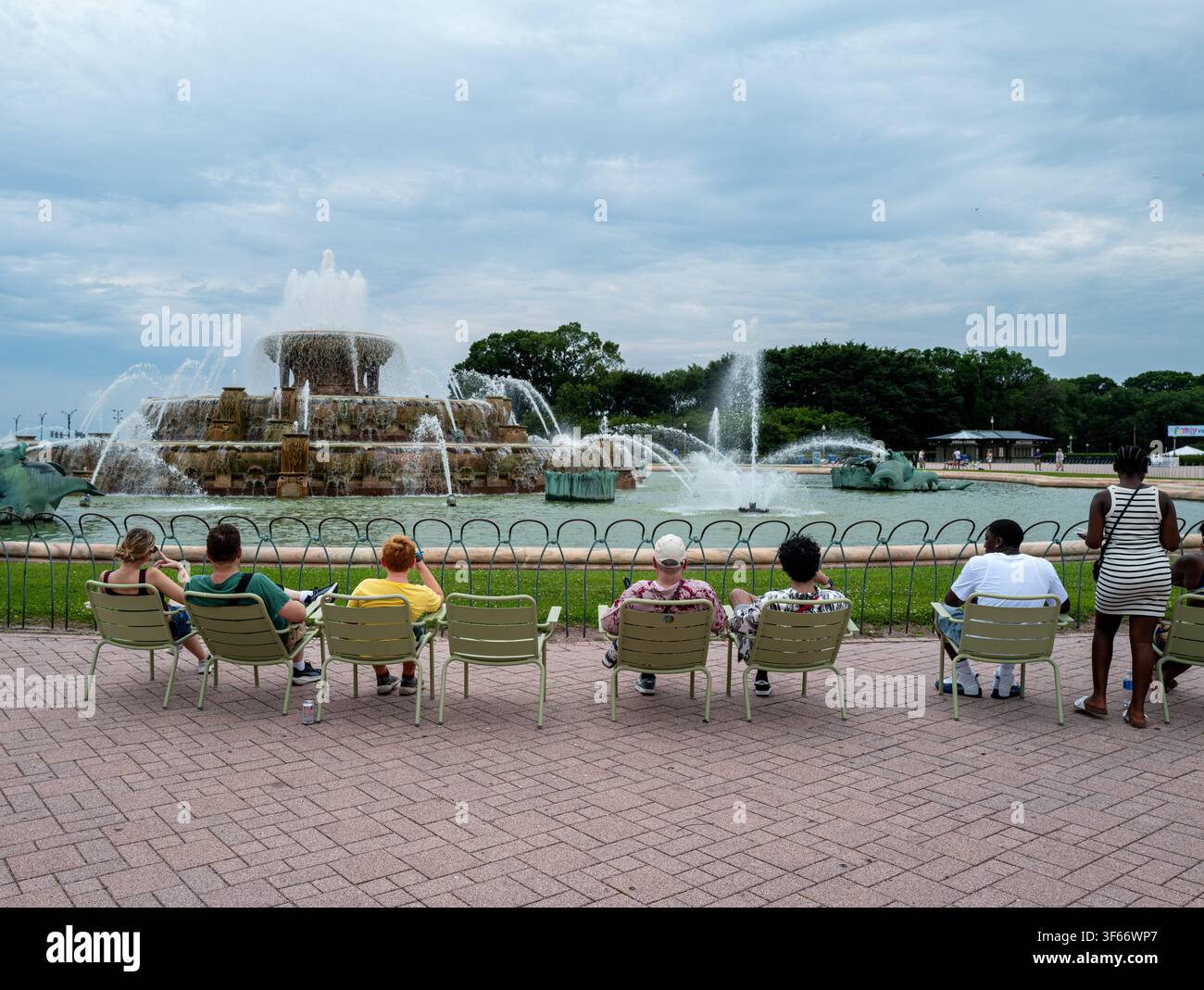 Personnes assises sur des chaises de jardin face à la fontaine commémorative Clarence F. Buckingham dans le Grant Park, conçue par Edward H. Bennett et créée par Marcel Loyau Banque D'Images
