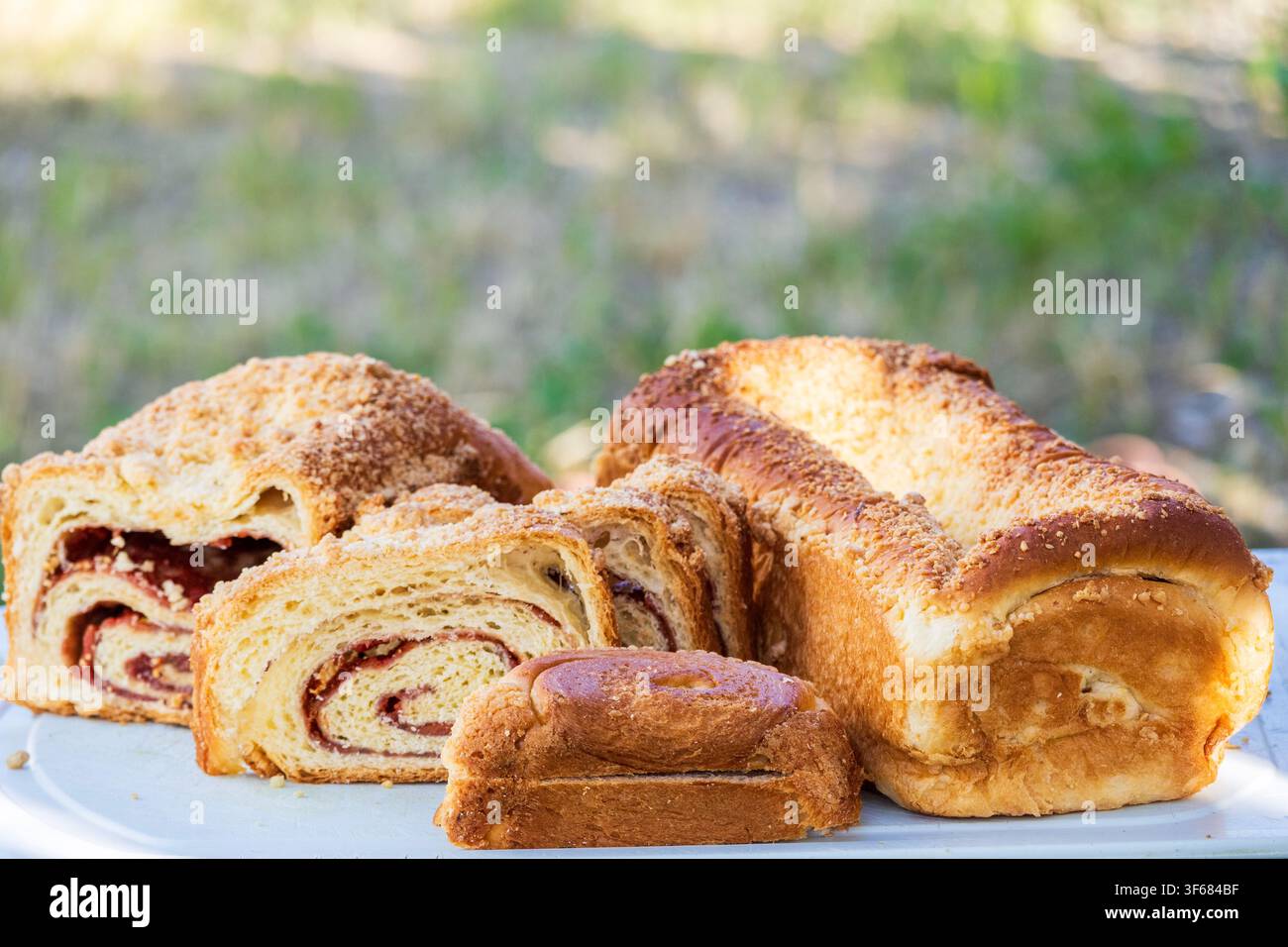 Délicieux gâteau aux miettes avec un fond vert doux végétal pour les fêtes Banque D'Images