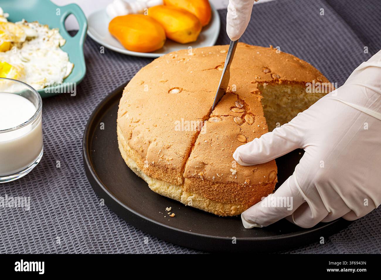 Gâteau chiffon moelleux rond avec une croûte dorée et un intérieur tendre Banque D'Images
