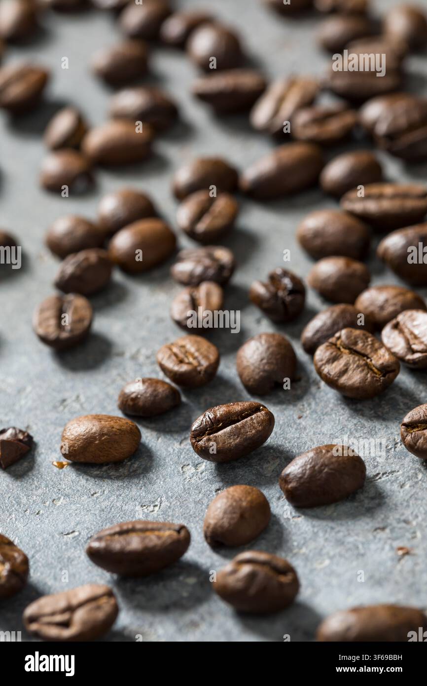 Café brut brun biologique en grains en tas Banque D'Images