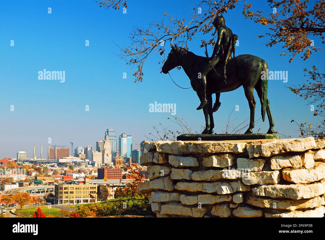 Une sculpture d'un Amérindien à cheval, nommé Scout, se tient sur une corniche et surplombe la ligne d'horizon en montée o Banque D'Images