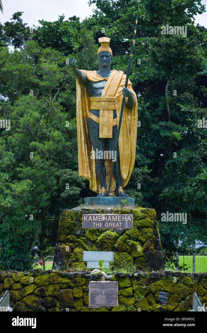Capturé à Hilo, Hawaï, cette statue en bronze de Kamehameha le Grand se dresse fièrement dans Bayfront Park. Le monument, orné d'accents dorés re Banque D'Images