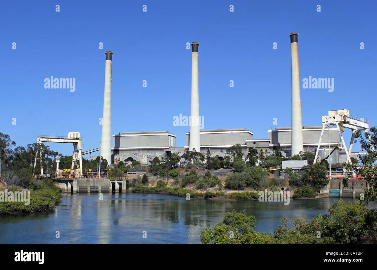 Infrastructure industrielle et cheminées imposantes de la centrale électrique de Gladstone à côté du canal d'admission d'Auckland Inlet, Queensland, Australie Banque D'Images