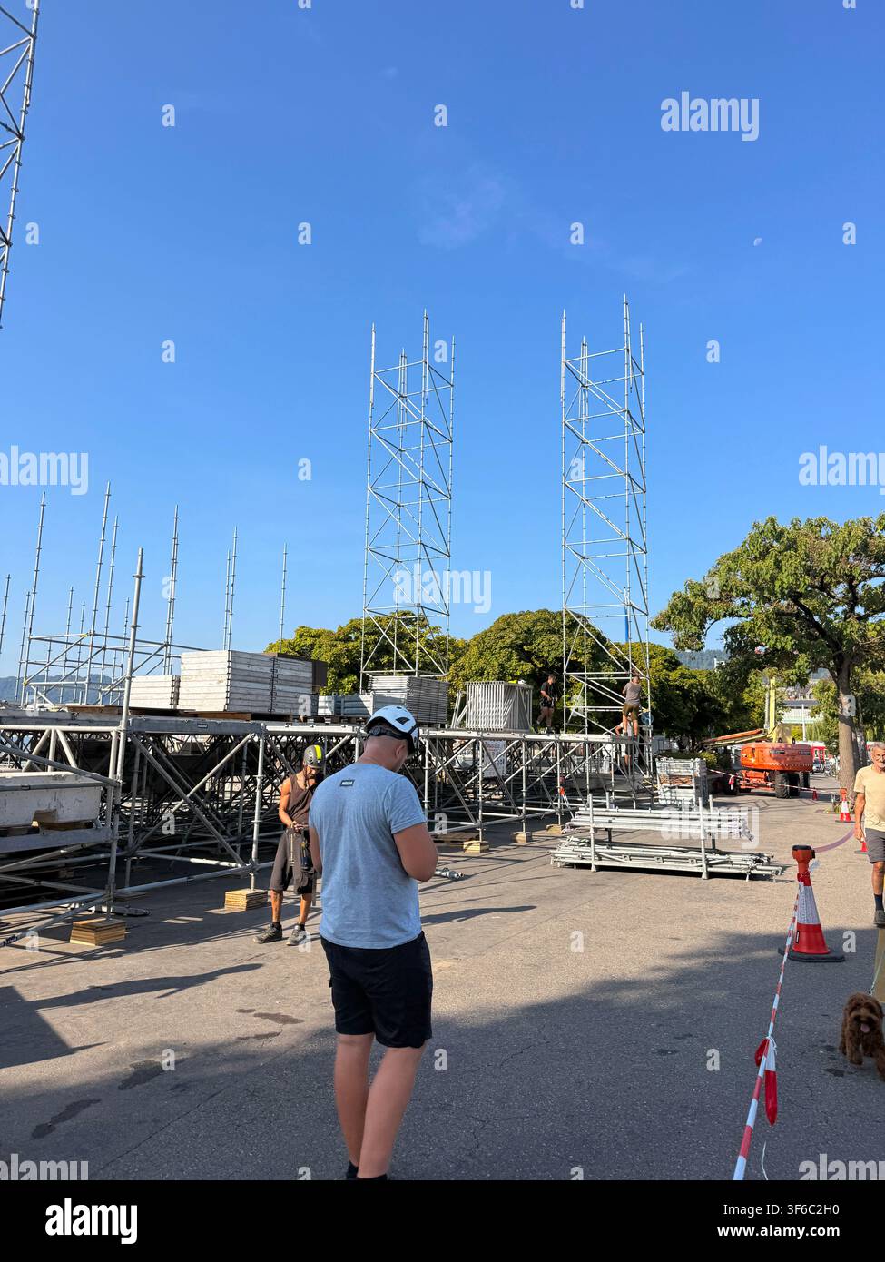 Les équipes assemblent des échafaudages métalliques à Landiwiese à Zurich, Suisse, pour la fête techno à Zurich le 8 août. Banque D'Images