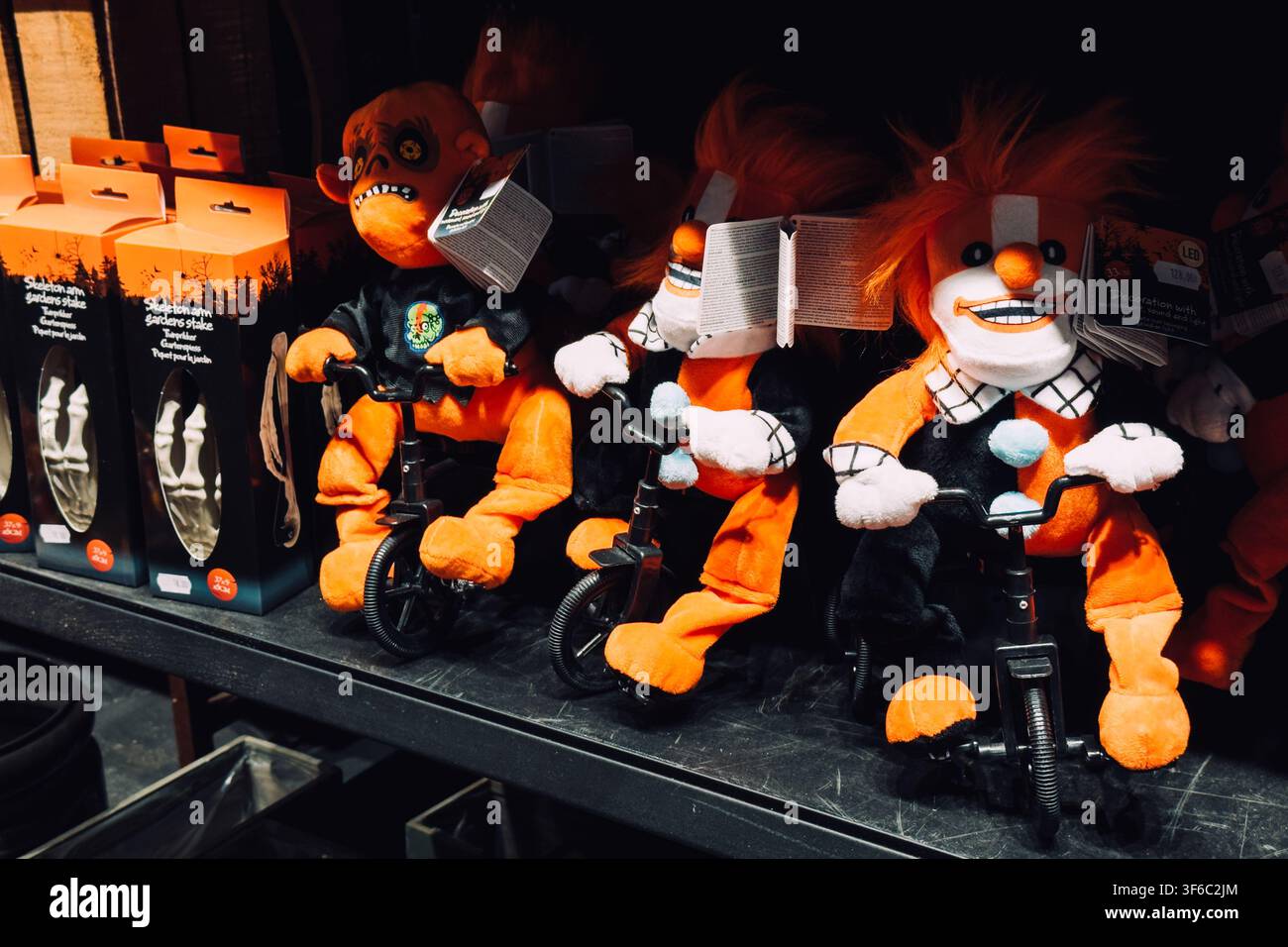 Décorations d’Halloween en peluche exposées, articles fantaisie, décoration de fête pour enfants, vente au détail saisonnière. Varsovie, Pologne -15 juillet 2026 Banque D'Images
