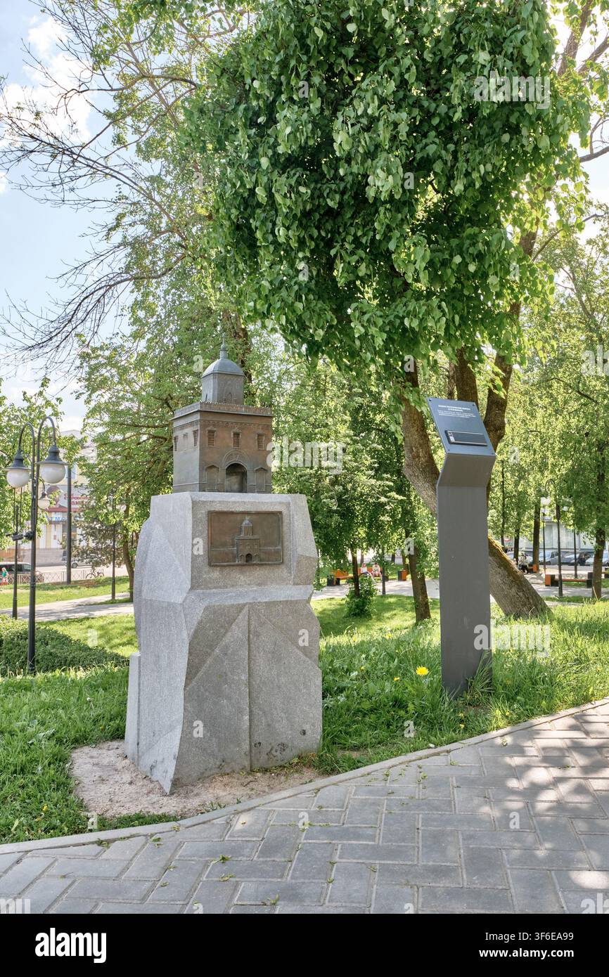 Smolensk, Russie – 18 mai 2026 : Modèle miniature historique en bronze de la tour perdue des portes Molokhov depuis le mur de la forteresse de Smolensk, installée sur un piédestal en granit Banque D'Images