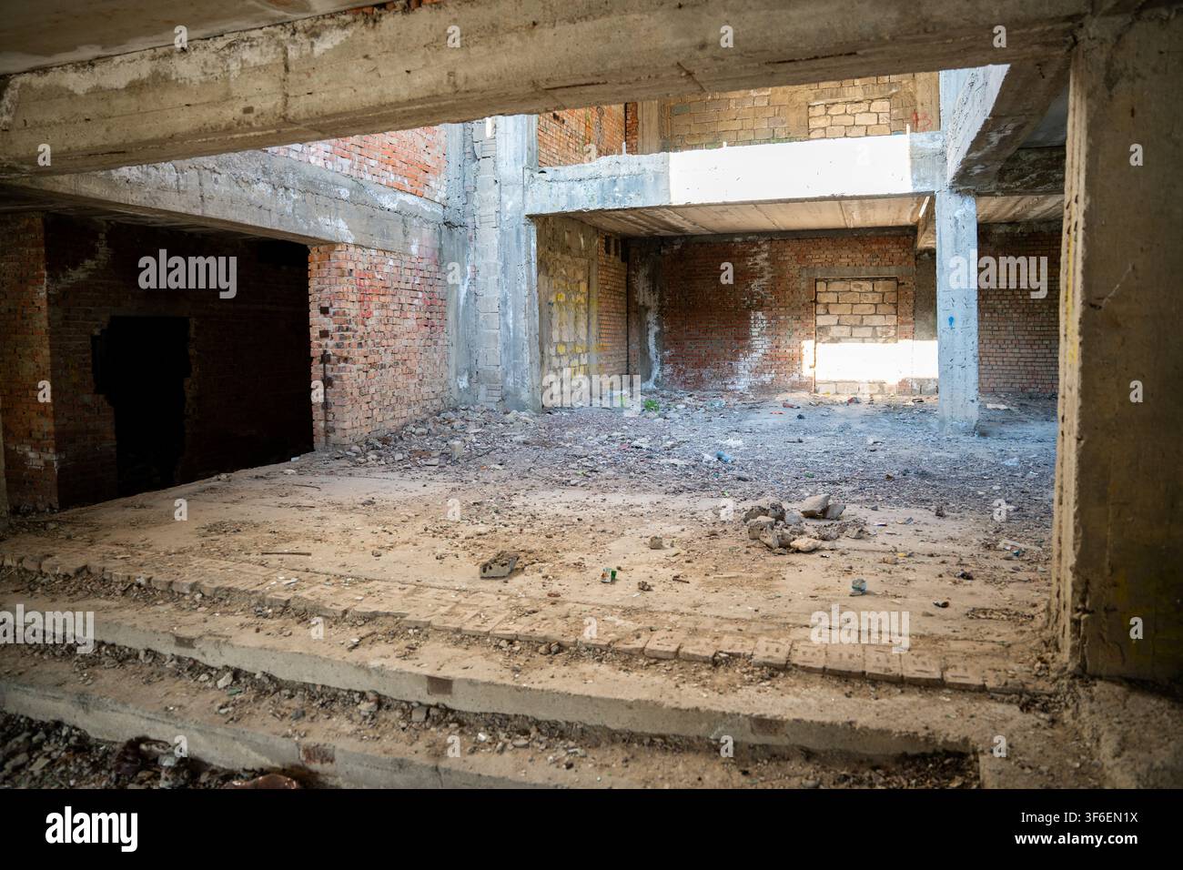 Intérieur d'un bâtiment abandonné avec des murs en briques apparentes et des structures en béton. Potentiel d'investissement dans le développement immobilier et la rénovation architecturale Banque D'Images
