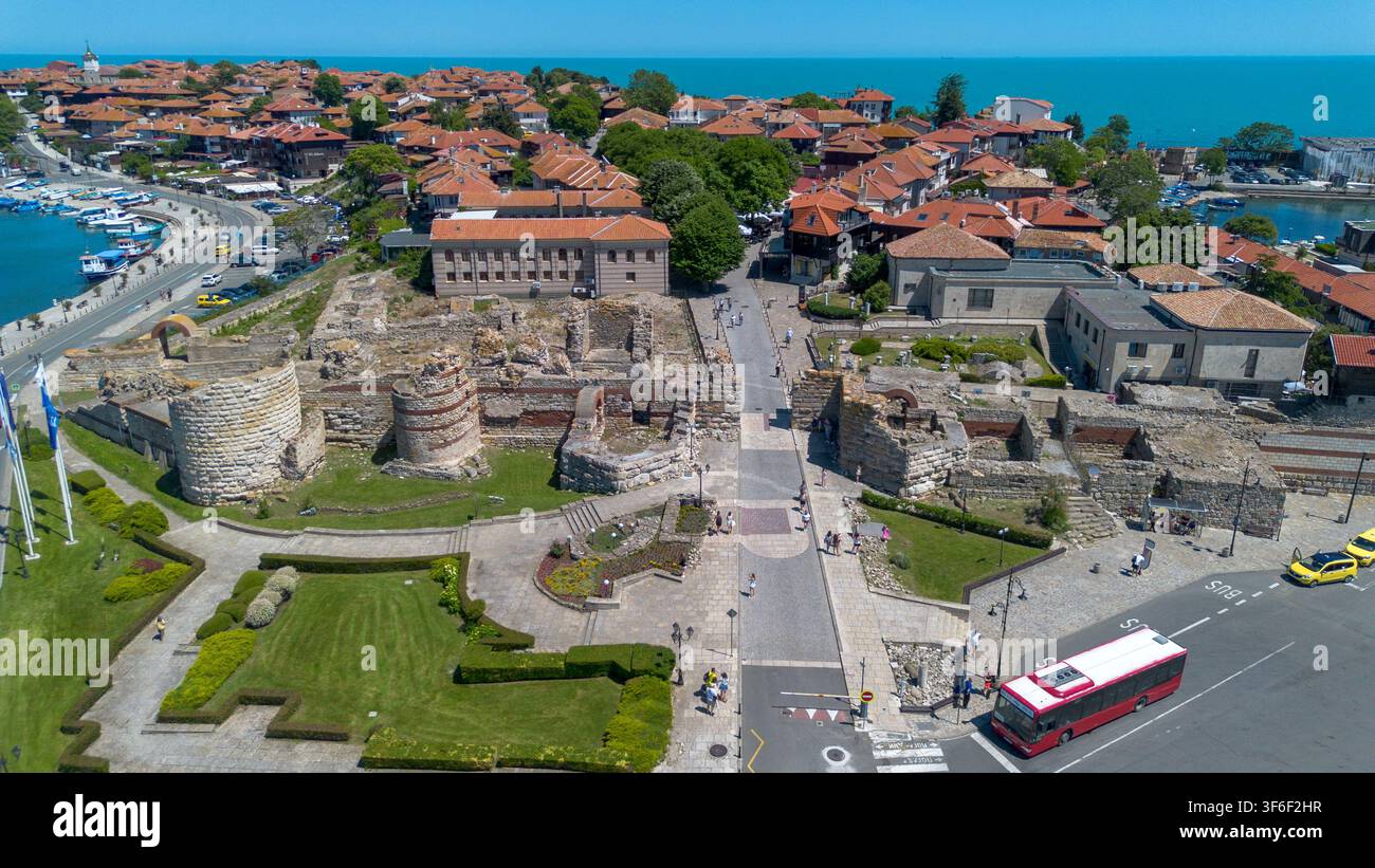 Vue aérienne par drone des fortifications anciennes et des portes historiques de la vieille ville de Nessebar Banque D'Images