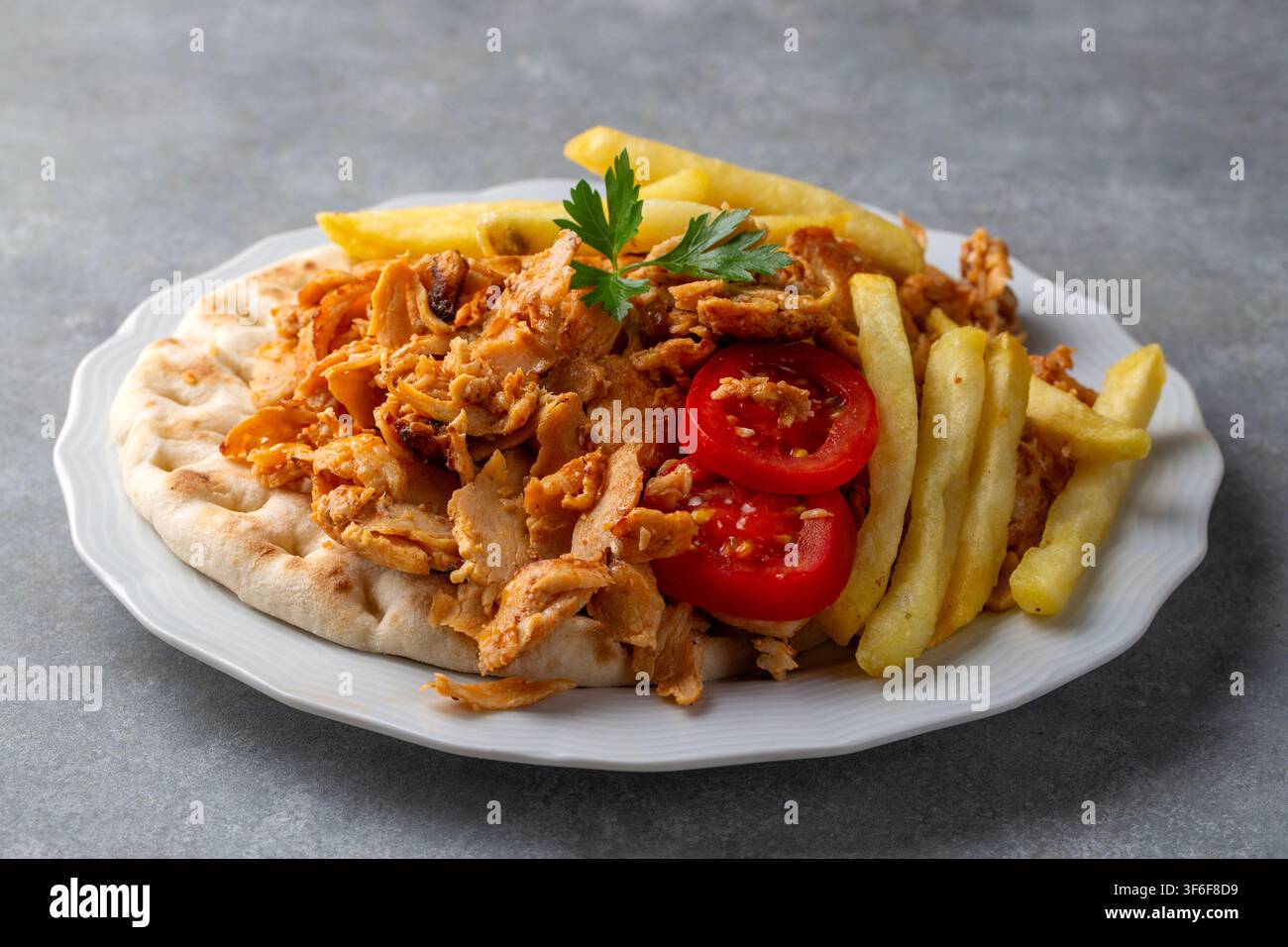 Assiette traditionnelle de shawarma au poulet doner avec frites sur pain pita Banque D'Images