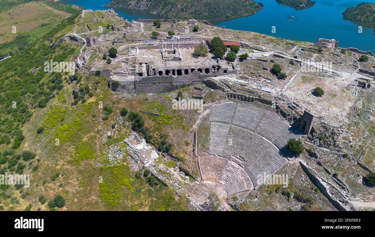 Vue aérienne par drone du théâtre antique et des ruines de la ville de Pergame à Izmir, Turquie Banque D'Images