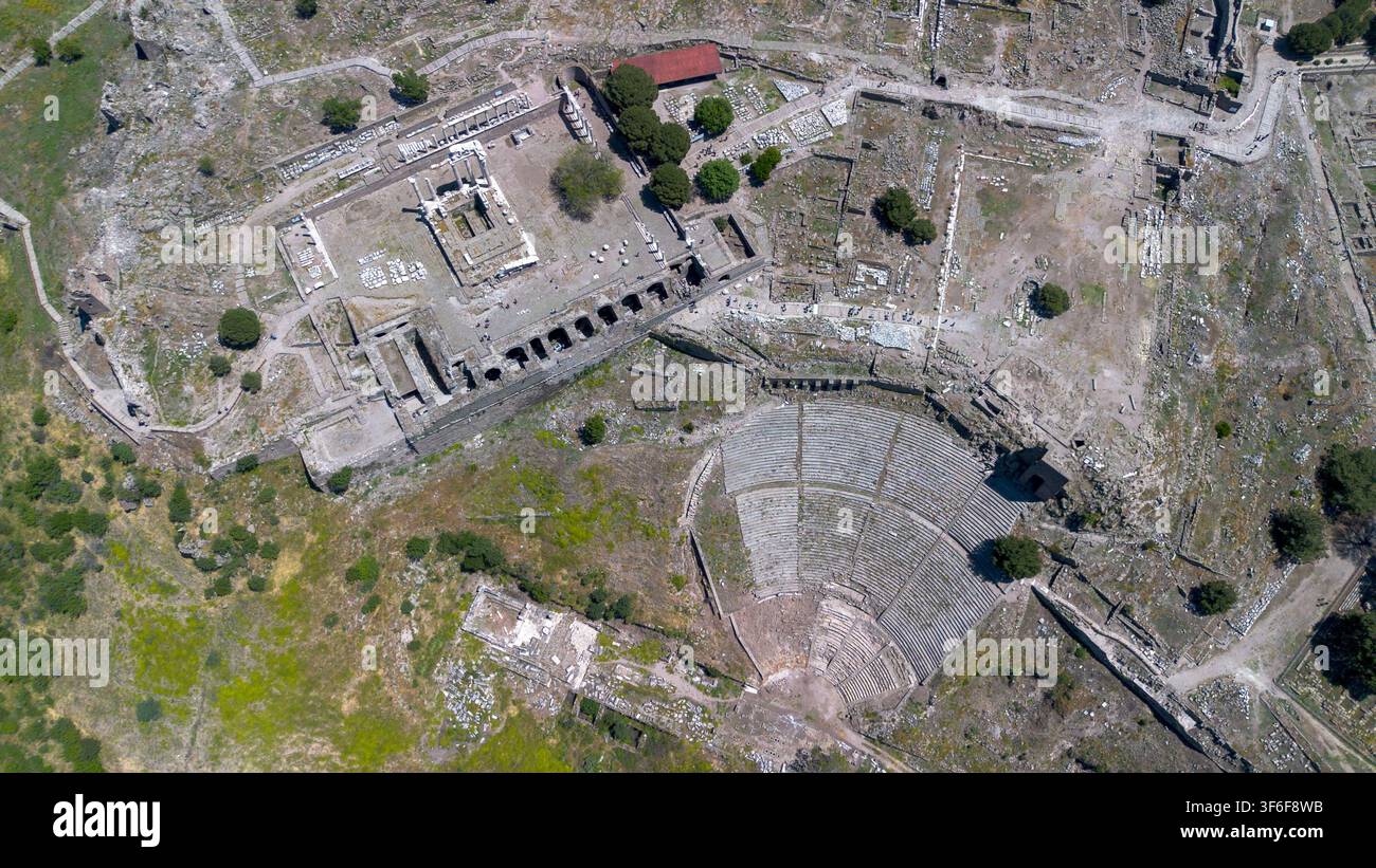 Vue aérienne par drone du théâtre antique et des ruines de la ville de Pergame à Izmir, Turquie Banque D'Images
