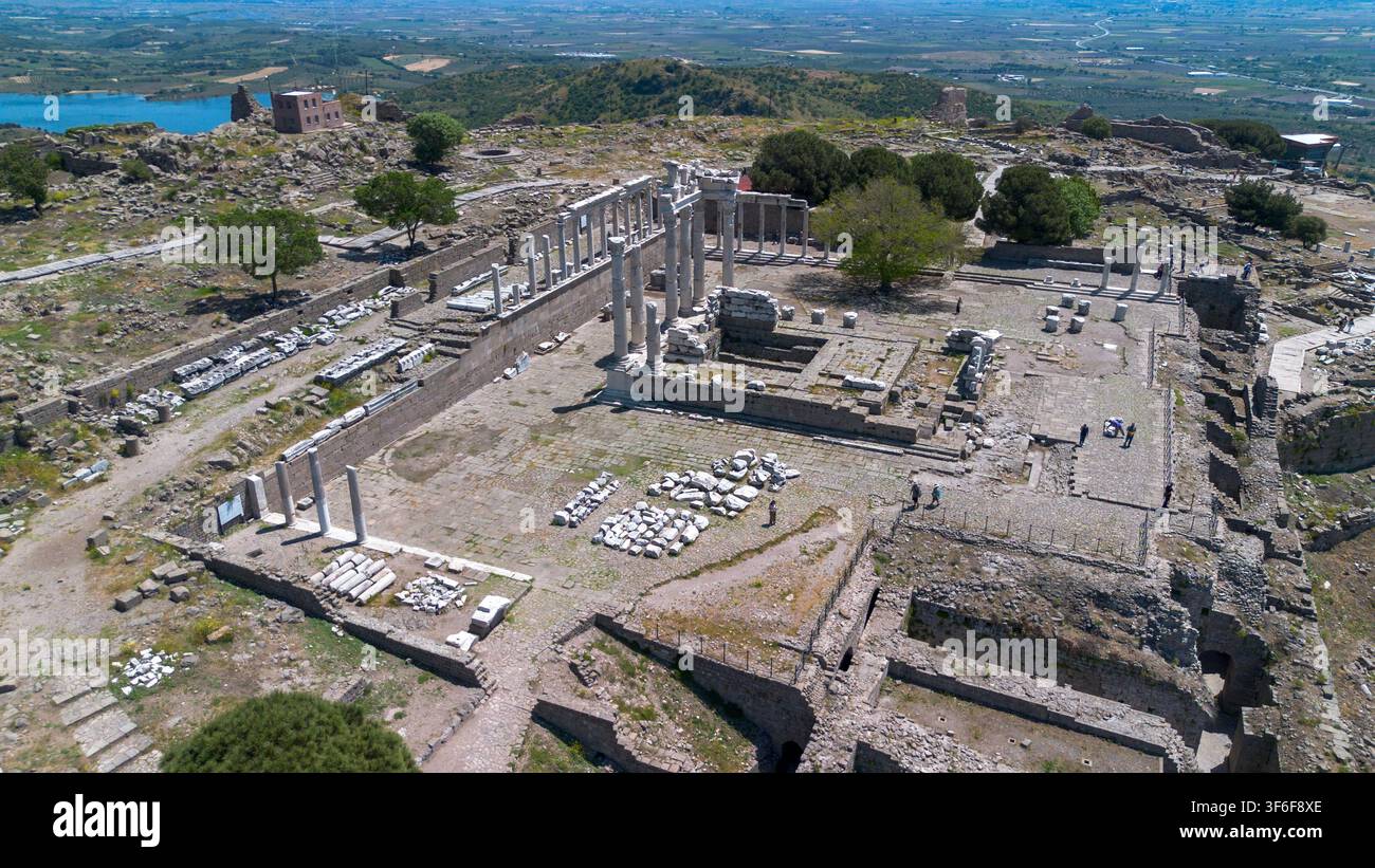 Vue aérienne par drone du théâtre antique et des ruines de la ville de Pergame à Izmir, Turquie Banque D'Images