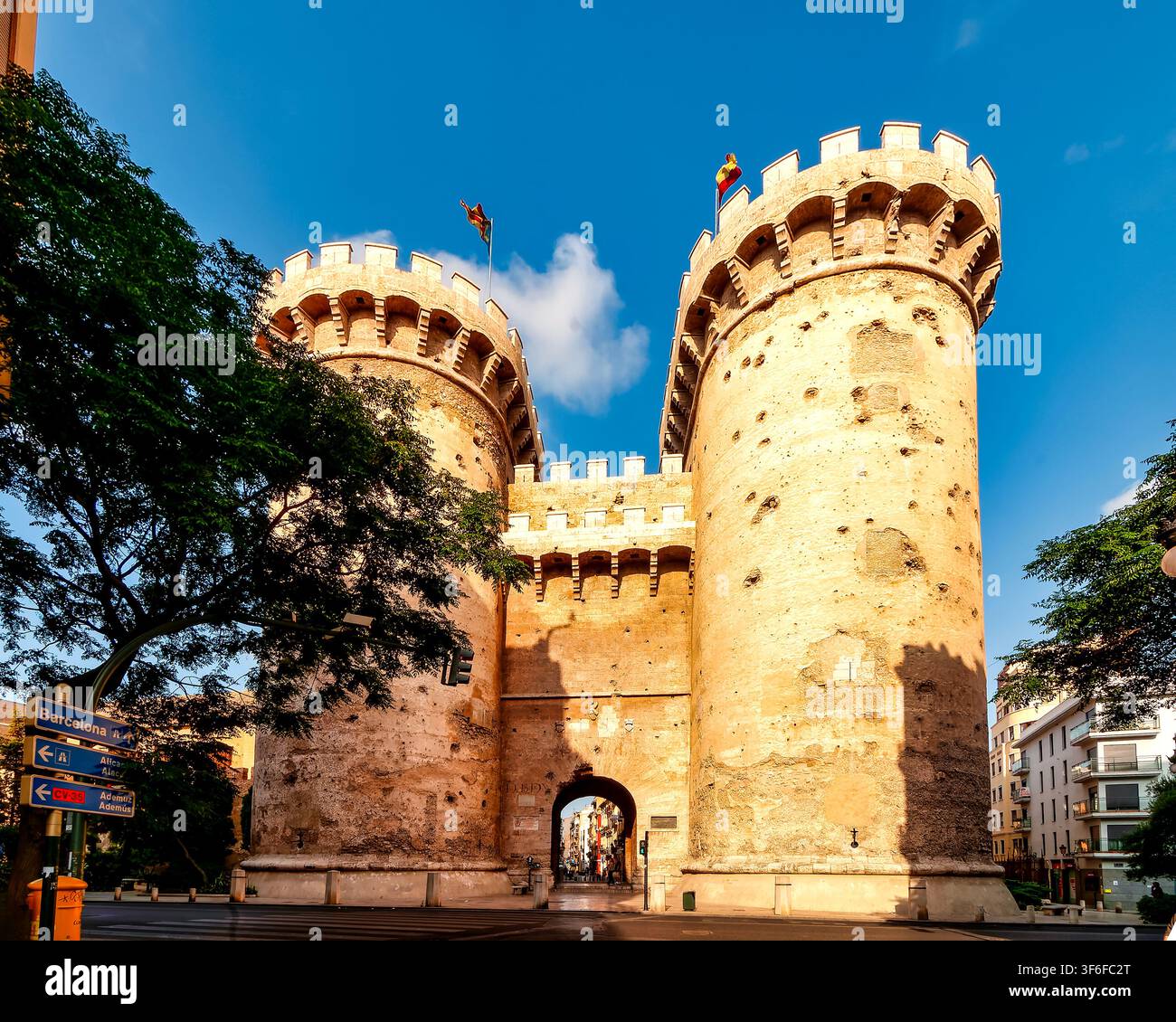Vue en contre-plongée de la façade en pierre gothique des Torres de Quart. Valence, Espagne. Banque D'Images