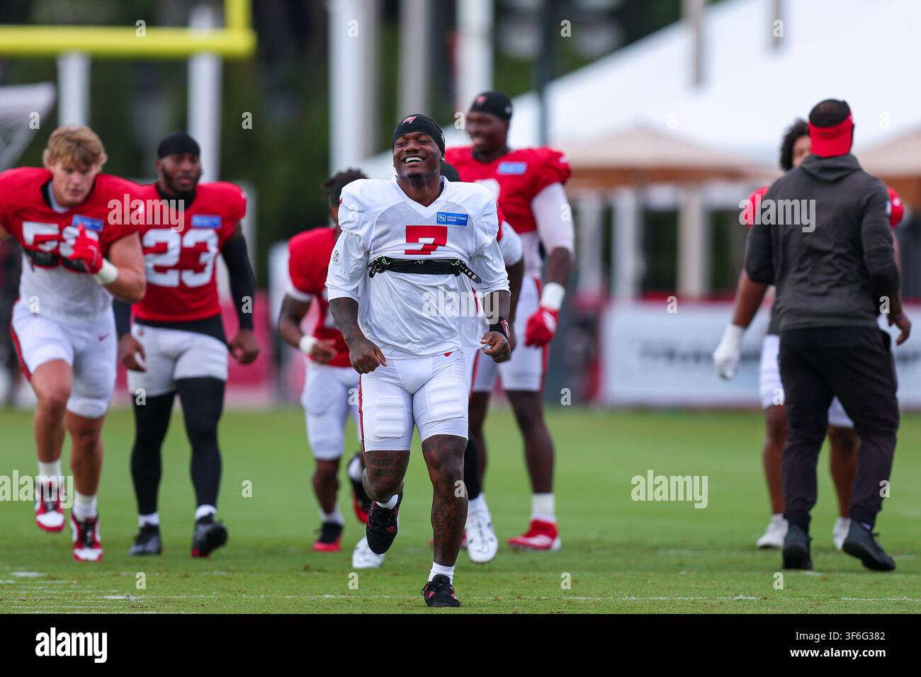 6 août 2026 : Bucky Irving (7), running back des Tampa Bay Buccaneers, lors du camp d'entraînement au AdventHeath Training Center à Tampa, FL. Taylor McFee/CSM Crédit : Cal Sport Media/Alamy Live News Banque D'Images
