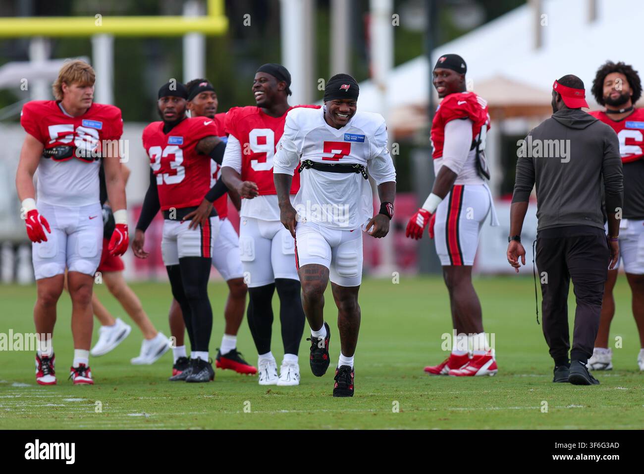 6 août 2026 : Bucky Irving (7), running back des Tampa Bay Buccaneers, lors du camp d'entraînement au AdventHeath Training Center à Tampa, FL. Taylor McFee/CSM Crédit : Cal Sport Media/Alamy Live News Banque D'Images
