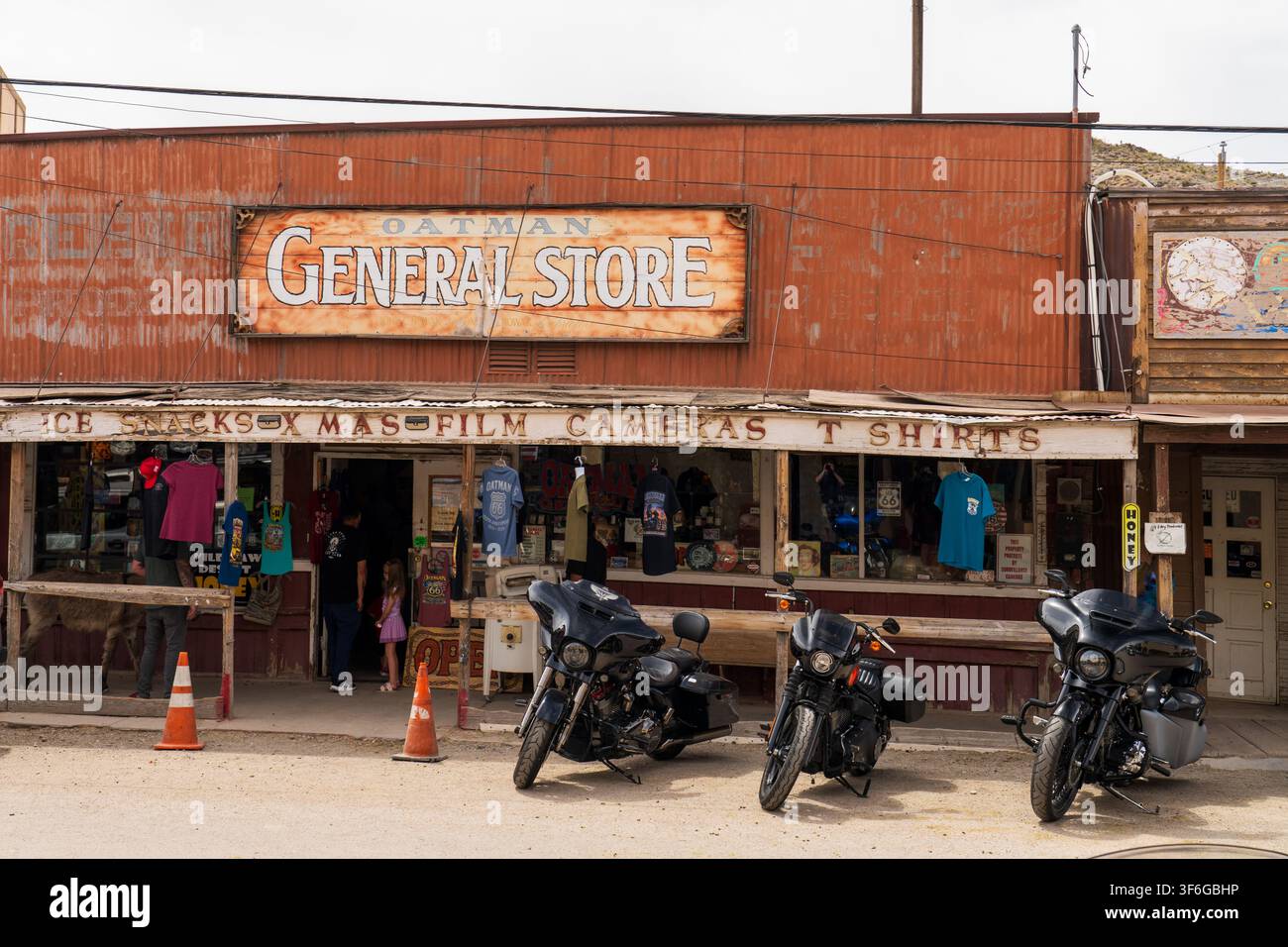 Touristes et motos Cruiser garées devant l'historique magasin en tôle ondulée rustique Oatman General Store le long de la Route 66 à Oatman, Arizona Banque D'Images