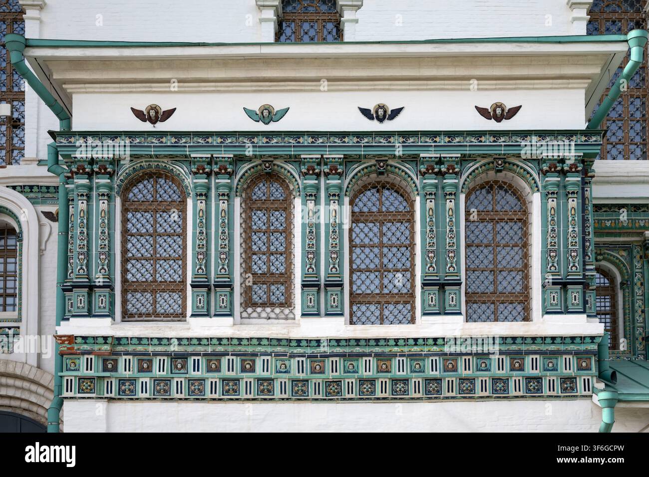RÉGION DE MOSCOU, RUSSIE - 20 JUILLET 2026 : Fragment de la cathédrale de la Résurrection avec décoration carrelée. Le monastère de la Nouvelle Jérusalem. Istra, région de Moscou Banque D'Images