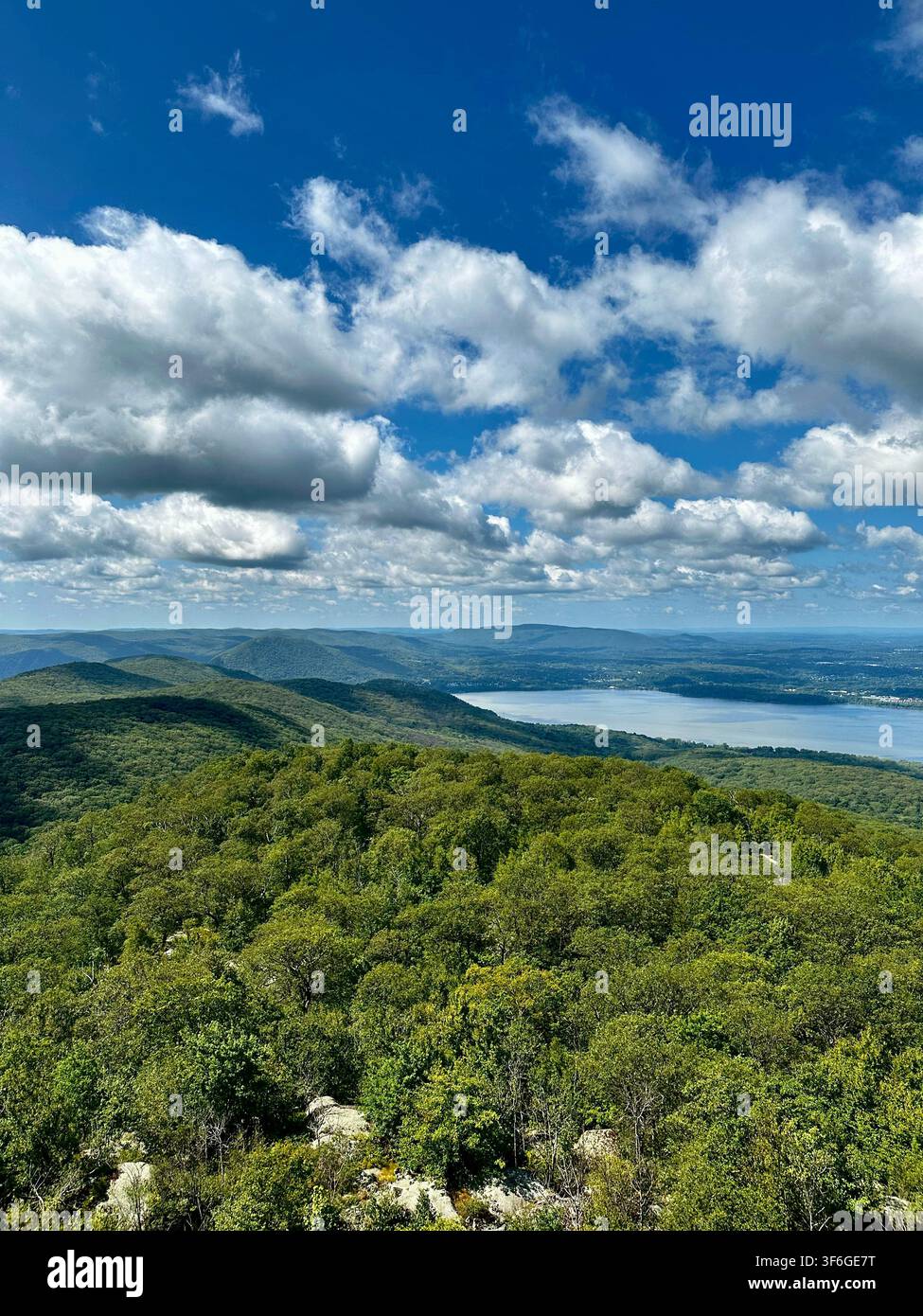 Vue sur les montagnes avec rivière (Hudson Valley, New York, États-Unis) Banque D'Images