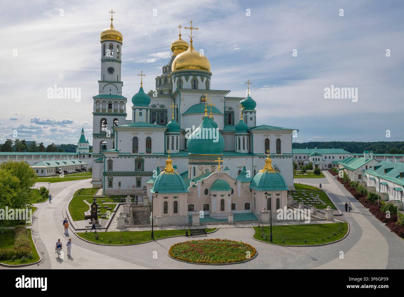 ISTRA, RUSSIE - 20 JUILLET 2026 : Temples du monastère de la Nouvelle-Jérusalem par une journée ensoleillée de juillet. Istra, région de Moscou Banque D'Images