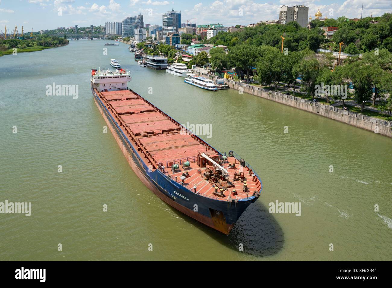 ROSTOV-ON-DON, RUSSIE - 5 JUILLET 2026 : Le cargo Khilamaya (type Volga, projet 19610) sur le fleuve Don par une journée d'été ensoleillée. Vue aérienne. R Banque D'Images