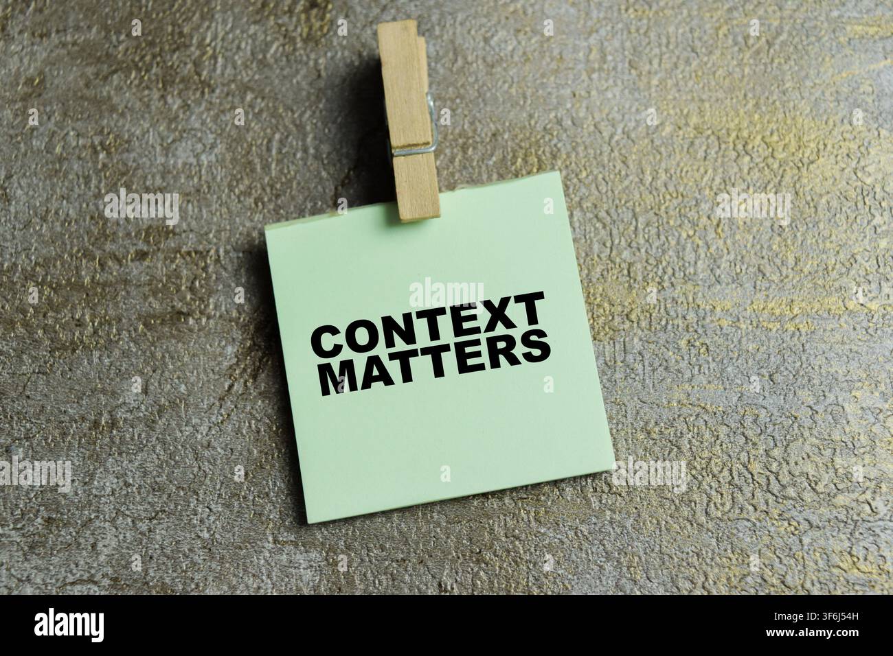 Concept de contexte important écrit sur des post-it isolés sur une table en bois. Banque D'Images