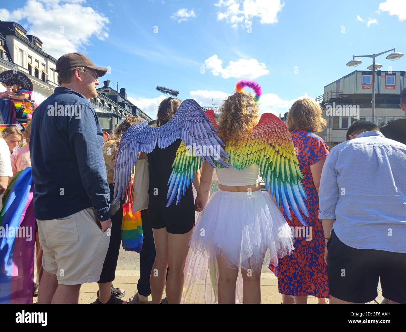 Stockholm, Suède, 1er août 2026. Des personnes rassemblées lors d'un défilé de la fierté en plein air portant des ailes arc-en-ciel, des tutus et des tenues colorées, célébrant la diversité Banque D'Images