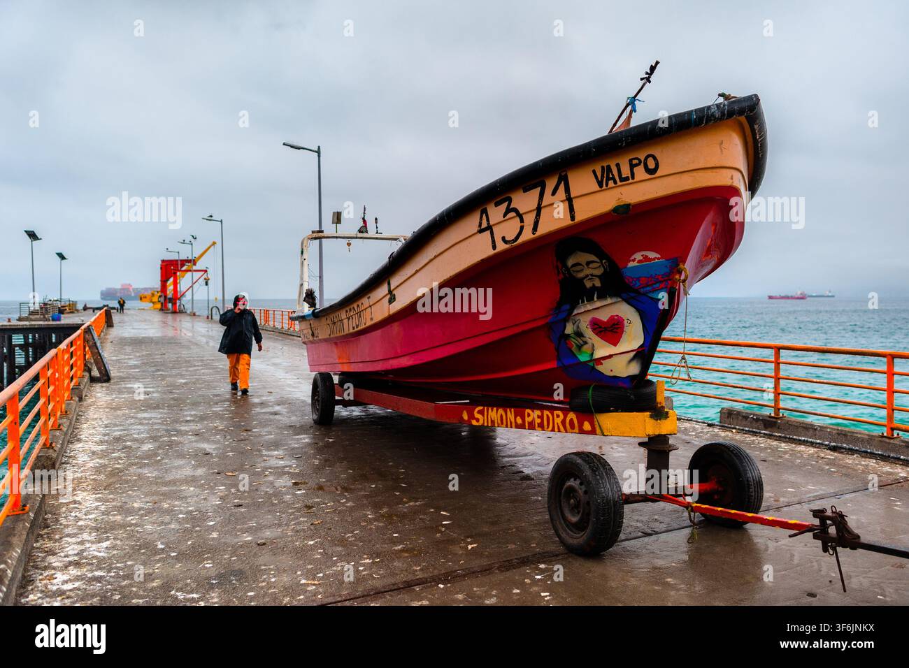 Un petit bateau de pêche est transporté sur un chariot à bateaux à Caleta Portales, un port de pêche artisanal à Valparaíso, au Chili. Banque D'Images