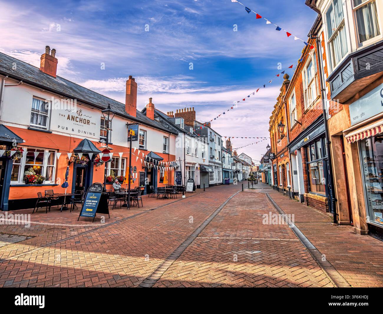 Image de scène de rue colorée dans la ville balnéaire de vacances de Sidmouth sur la côte jurassique du Devon Banque D'Images