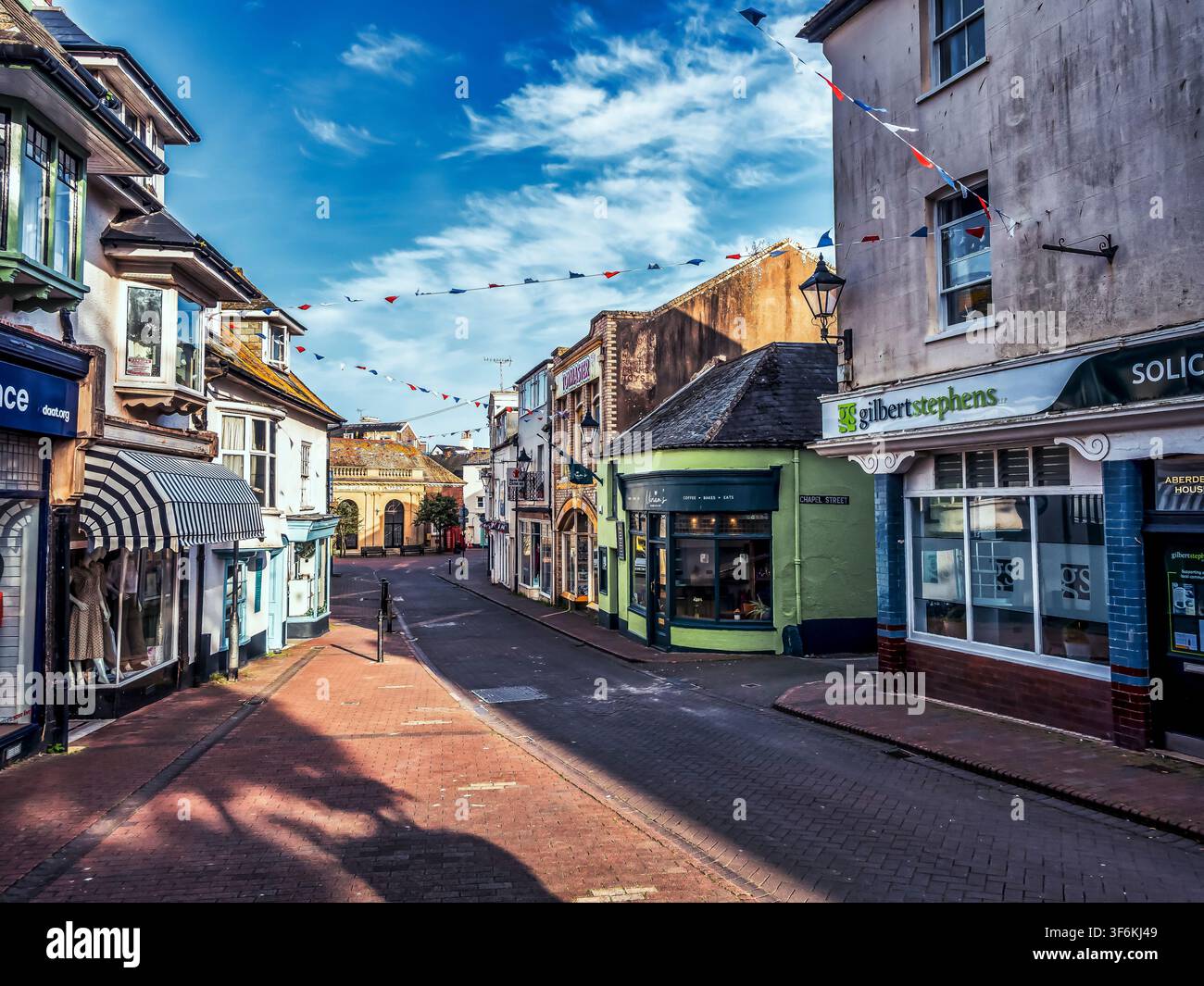 Image de scène de rue colorée dans la ville balnéaire de vacances de Sidmouth sur la côte jurassique du Devon Banque D'Images