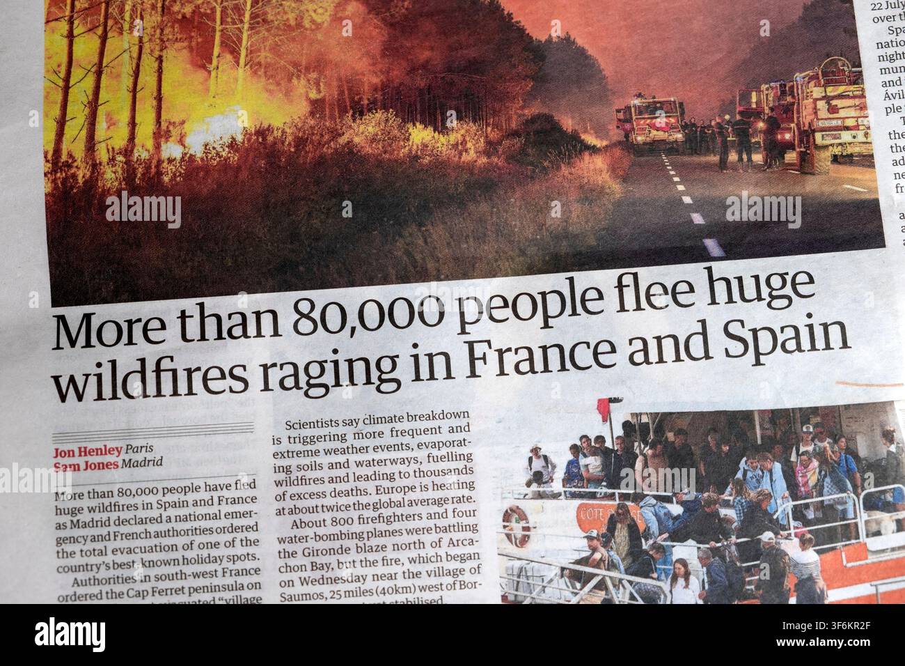 'Plus de 80 000 personnes fuient d'énormes incendies de forêt qui font rage en France et en Espagne' titre de l'article du journal The Guardian sur les incendies de forêt en Europe du 25 juillet 2026 Londres UK Banque D'Images