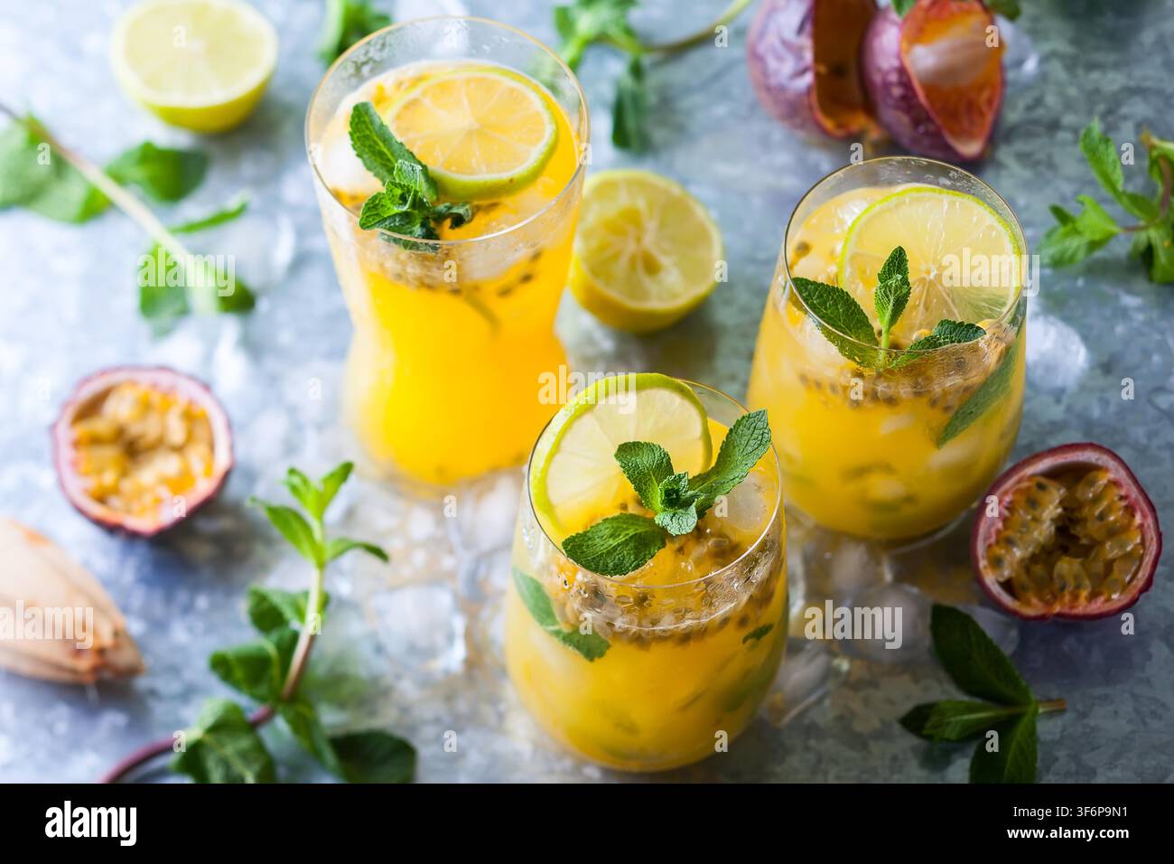 Passion Fruit Lemonade garni de Menthe et citron vert Banque D'Images
