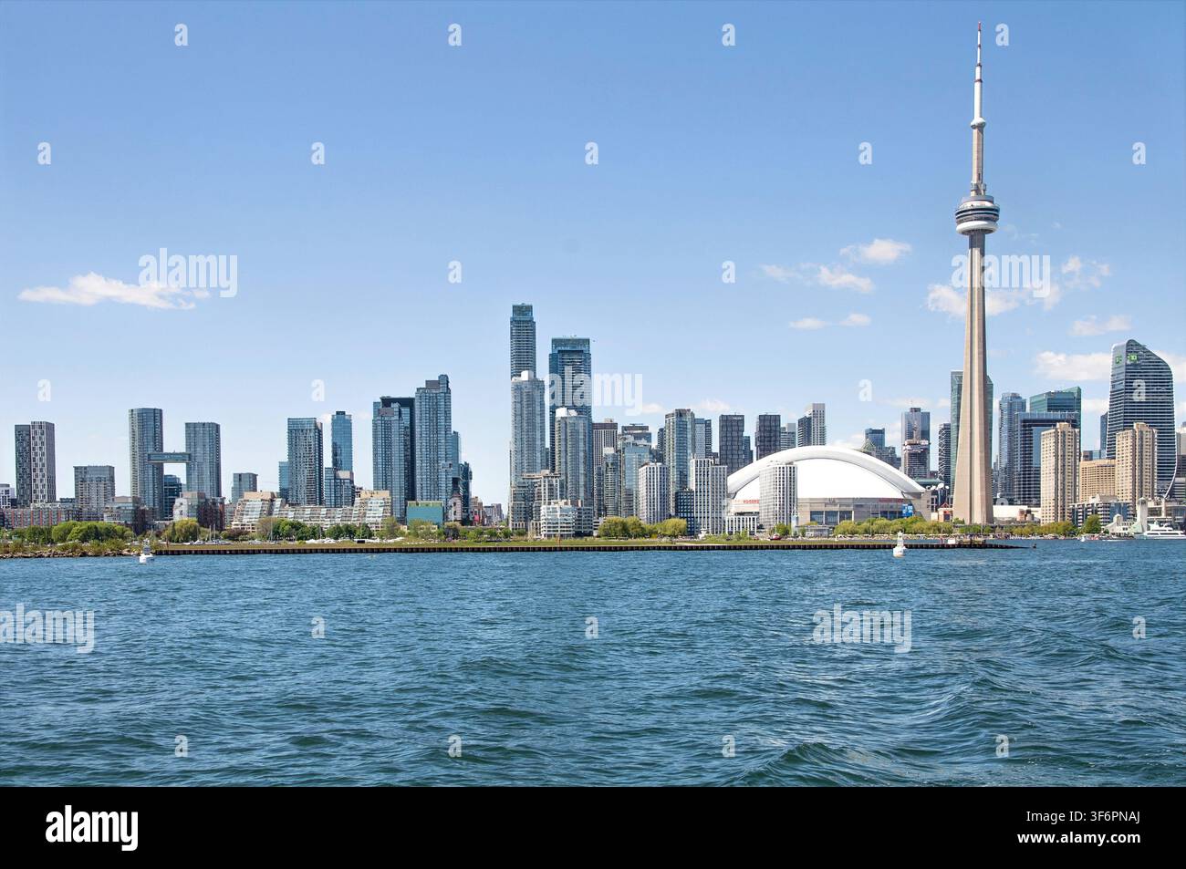 TORONTO, ONTARIO, CANADA – 30 MAI 2026 : Vue panoramique du centre-ville de Toronto avec la tour CN et le stade Rogers Centre depuis le lac Ontario. Banque D'Images
