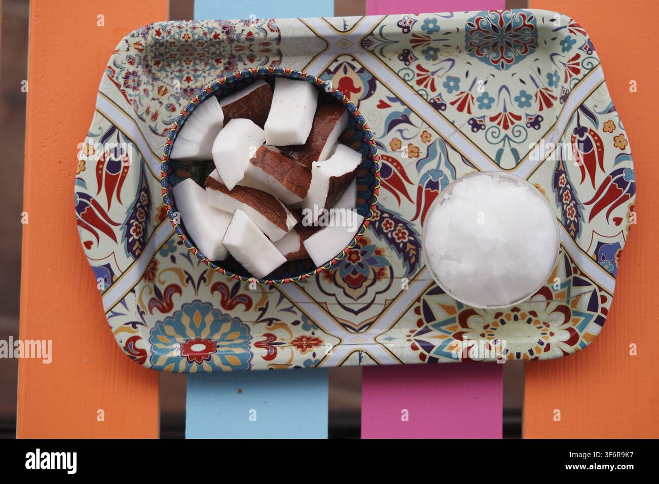 Morceaux de noix de coco sur un plateau coloré avec du sel Banque D'Images
