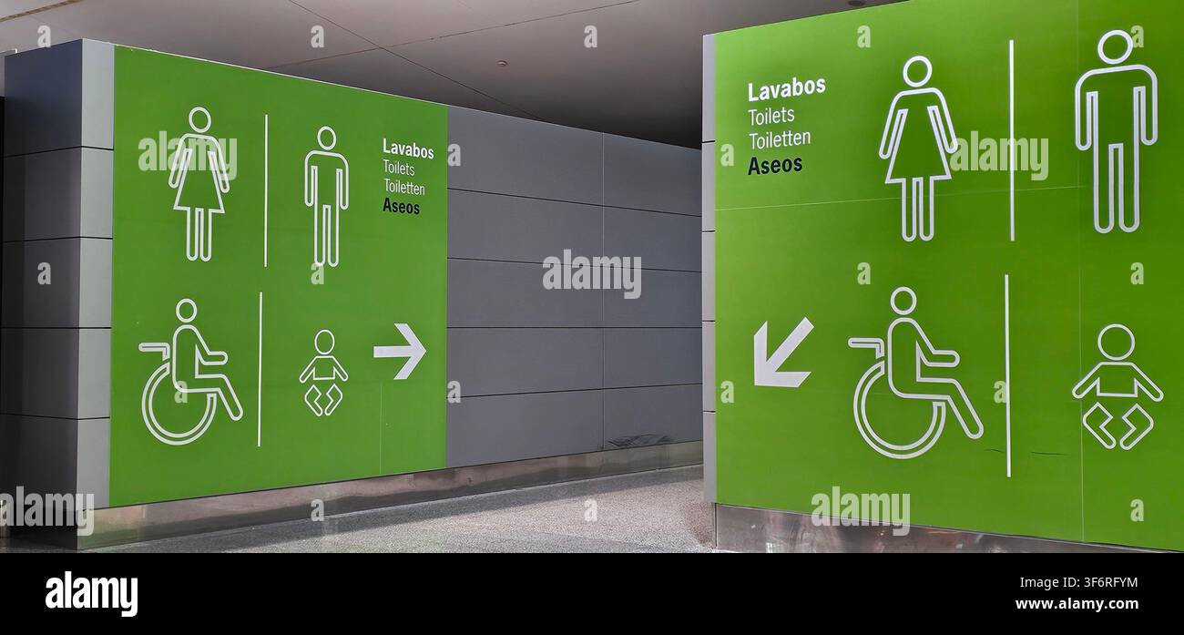 Signalétique de toilettes accessibles avec des indications multilingues, y compris des installations accessibles en fauteuil roulant et des symboles de changement de bébé. Palma de Mal Banque D'Images