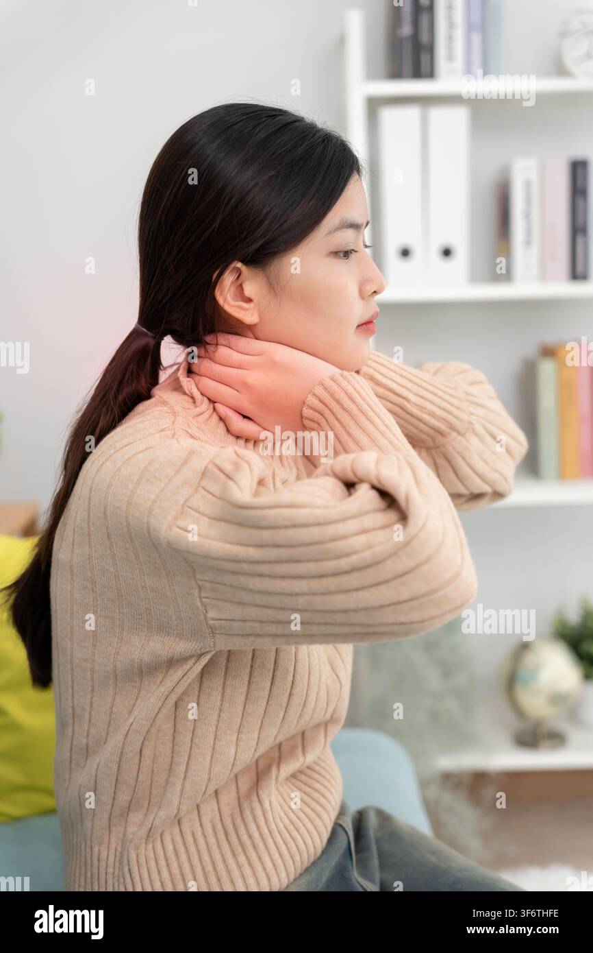 syndromes de bureau, femme massant des douleurs cervicales dues au travail et à l'aide d'un ordinateur, composite numérique d'une colonne vertébrale focalisée de douleurs cervicales et d'épaule symp Banque D'Images