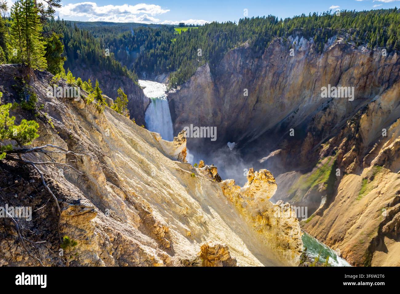 Lower Falls plonge dans le Grand Canyon du Yellowstone, entouré de parois de canyon colorées et de falaises abruptes Banque D'Images