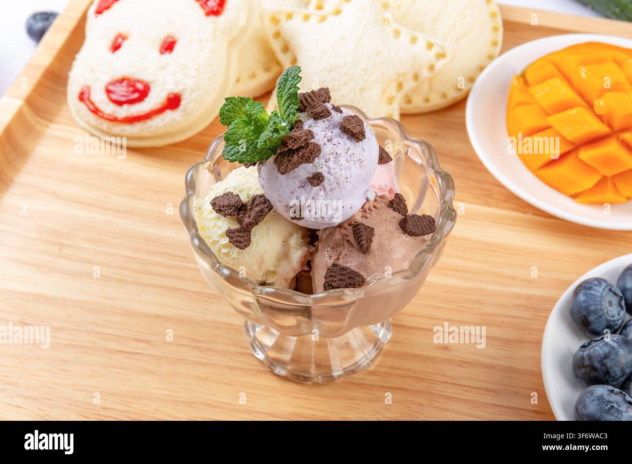 Cuvées de glace assorties garnies de miettes de biscuits et de menthe Banque D'Images