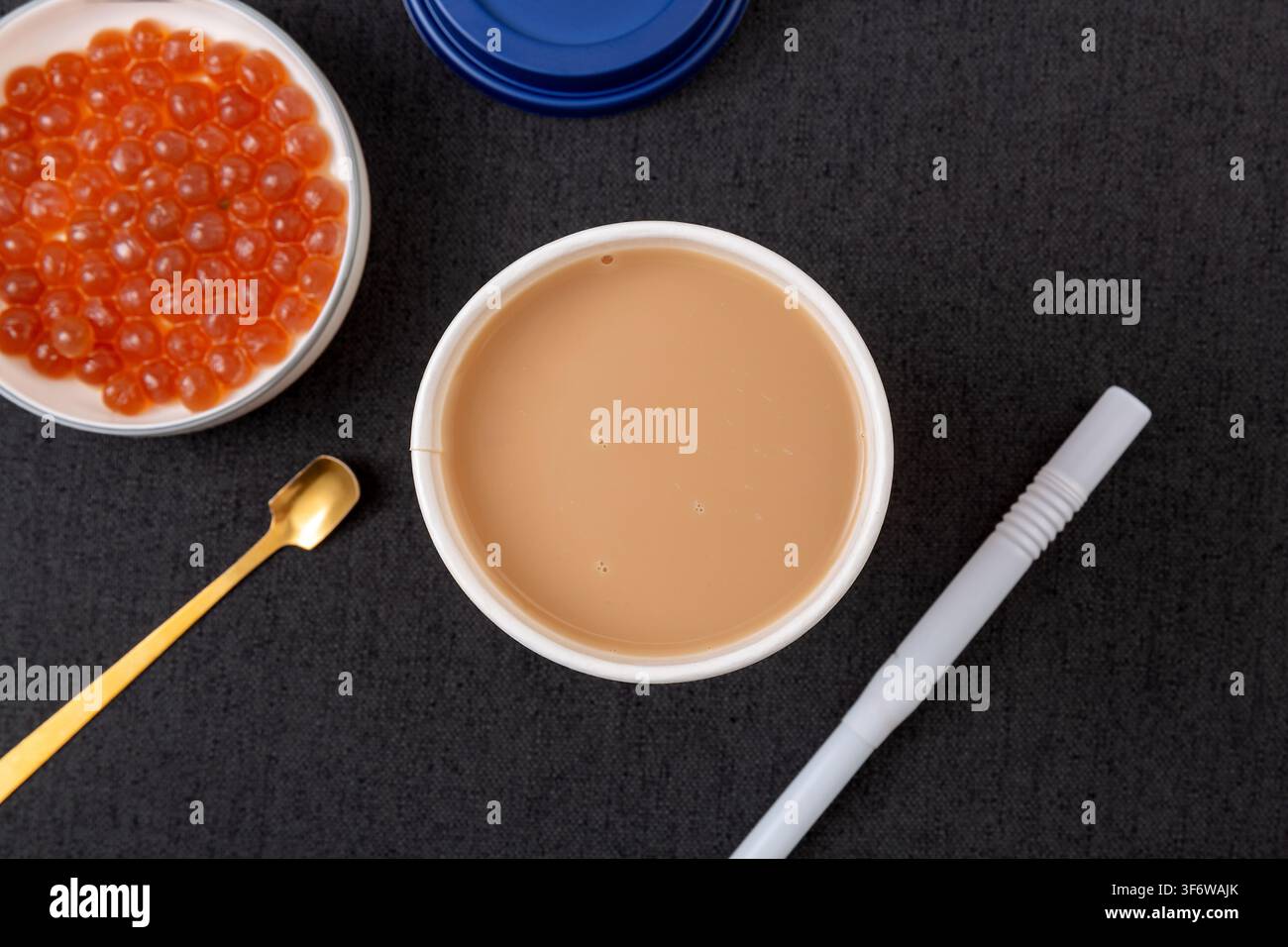 Thé glacé au sucre brun Boba dans une tasse en plastique Banque D'Images
