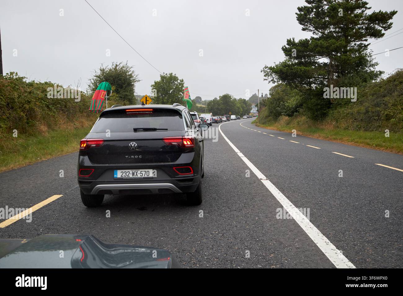 Voitures alignées sur la N5 en direction de Castlebar pour le retour de l'équipe gagnante du Mayo GAA All Ireland, 27 juillet 2026 Banque D'Images