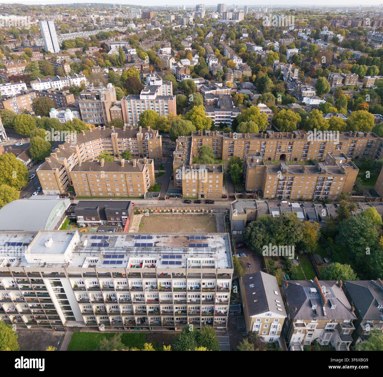 Vue aérienne des maisons Art Déco Torridon et Dibdin des années 1930 à Maida Vale, Westminster, montrant l'architecture résidentielle distincte de la région. Banque D'Images