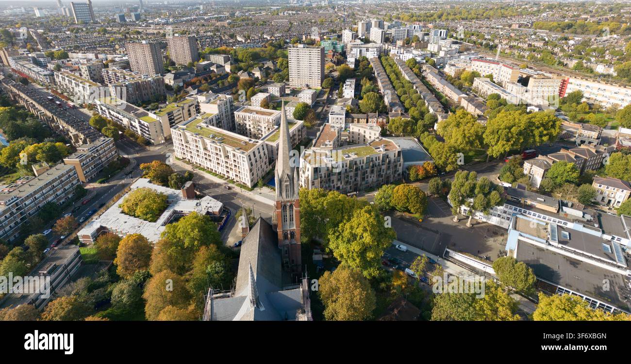 Vue aérienne de South Kilburn, Brent, mettant en évidence la flèche de l'église Saint-Augustin parmi la régénération en cours du domaine. Banque D'Images