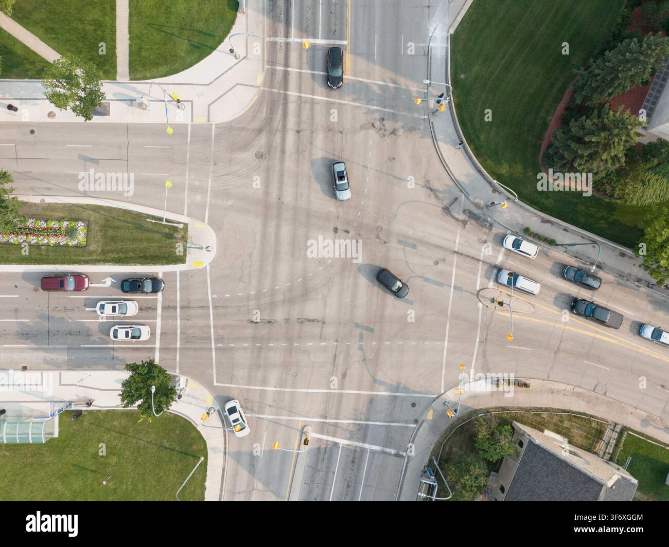 Vue aérienne par drone d'une intersection urbaine animée et de la circulation à Banque D'Images