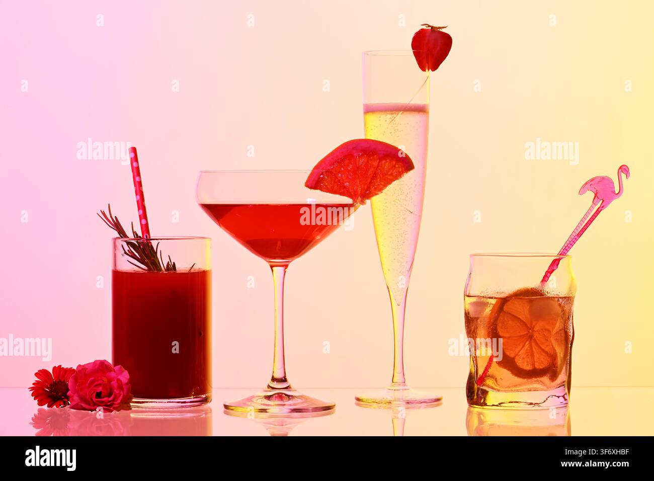 Un assortiment de cocktails colorés avec garnitures Banque D'Images