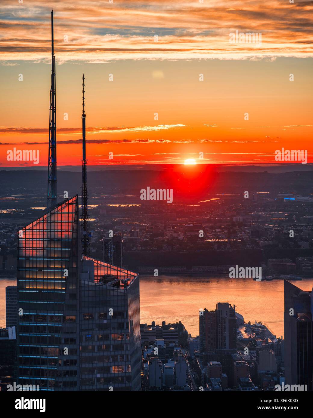 Couchant vibrant sur la skyline de Manhattan et la rivière Hudson Banque D'Images