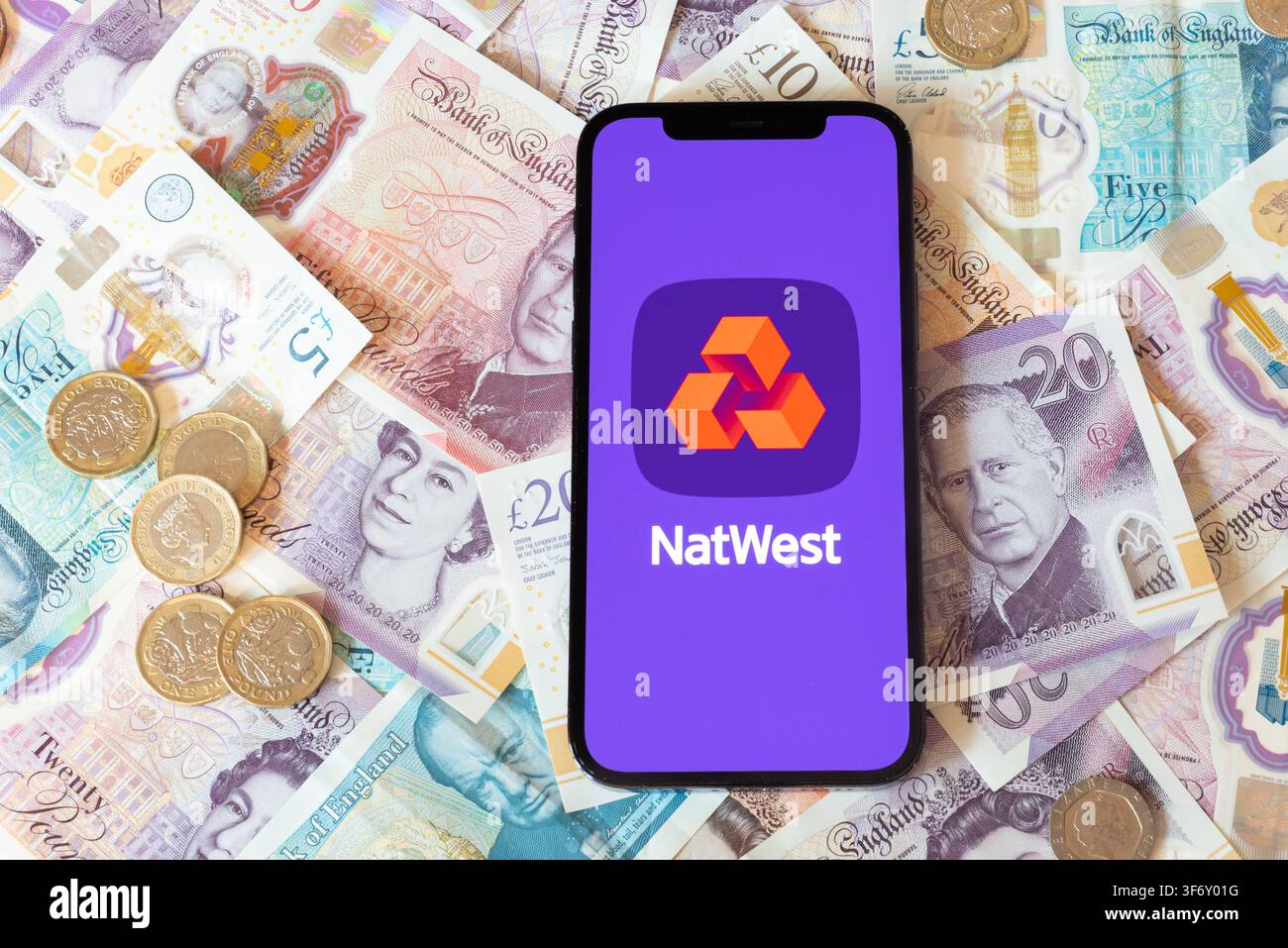 Application bancaire Nat West avec des billets et pièces en arrière-plan Banque D'Images
