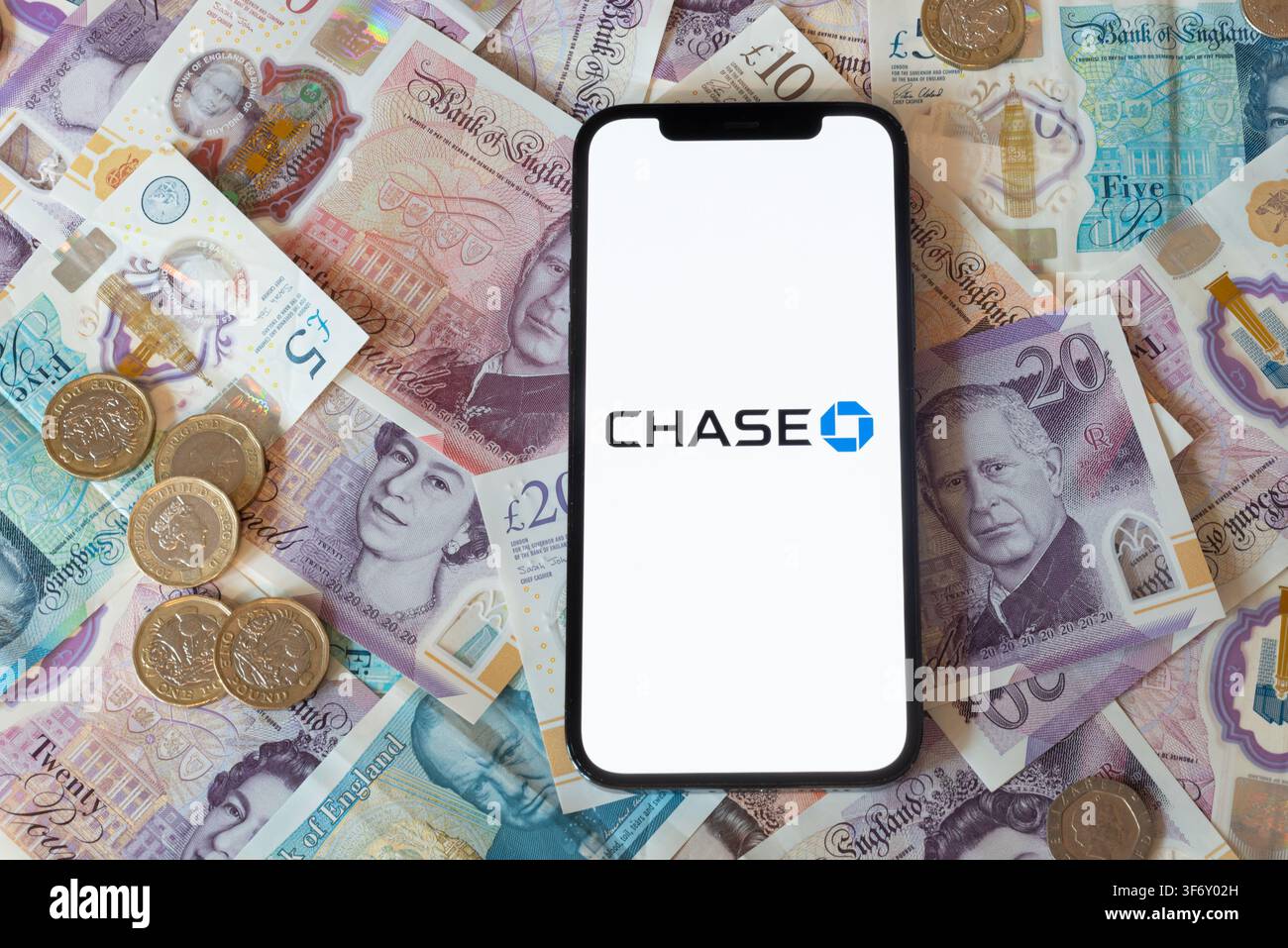 Application bancaire Chase avec des billets et des pièces en arrière-plan Banque D'Images