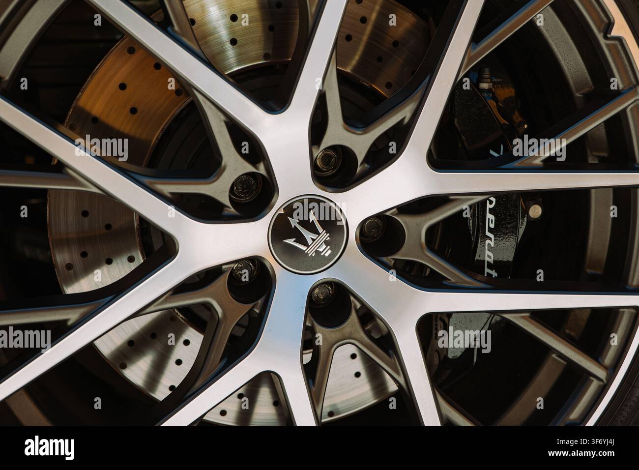 Kempttal, Suisse, 5 juin 2026. Gros plan détaillé d’une jante en alliage Maserati avec le cache central trident, disque de frein percé en croix r Banque D'Images