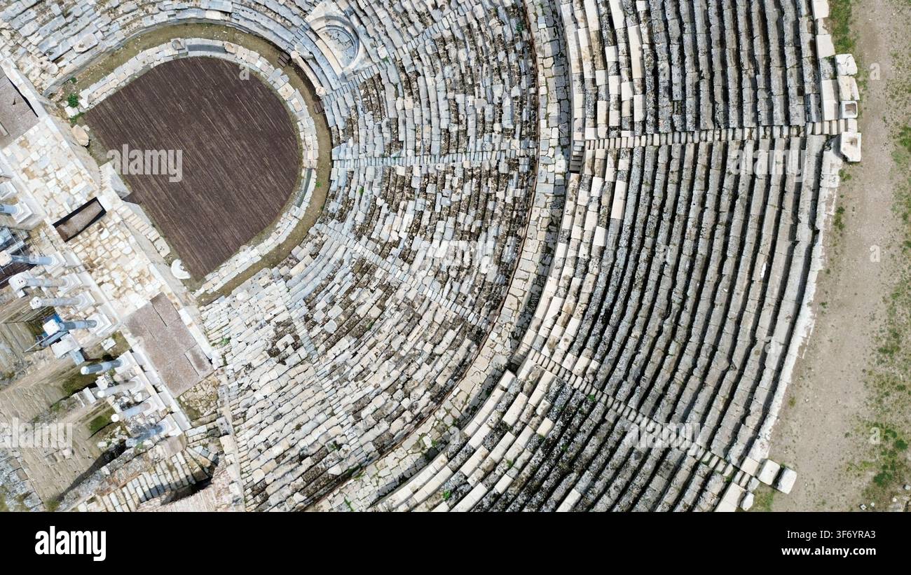 Prise de vue aérienne en hauteur capturant l'artisanat de pierre complexe et la disposition en demi-cercle d'un amphithéâtre romain classique. Parfait pour les documentaires de voyage Banque D'Images